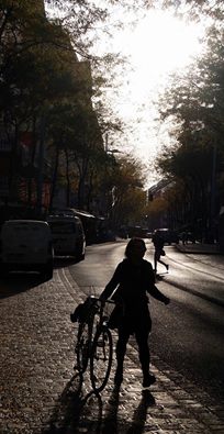 哭：哭一趟，空丟過去；笑一會，提步未來。